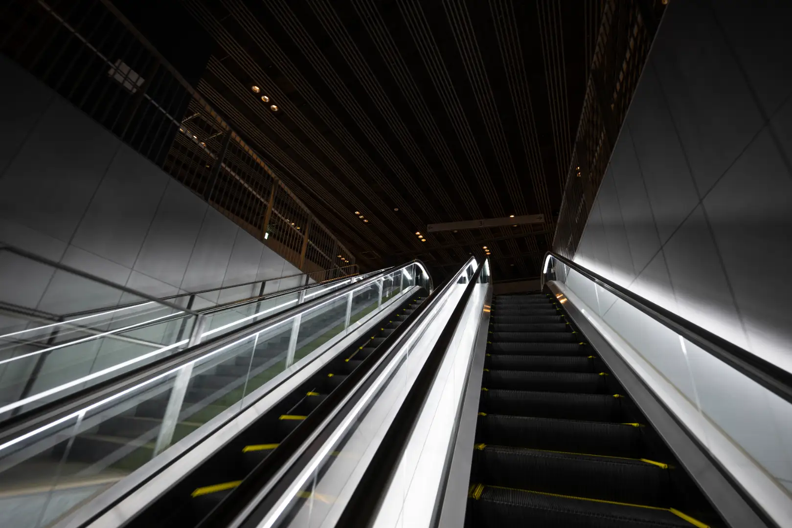 escalator-dark escalator-dark